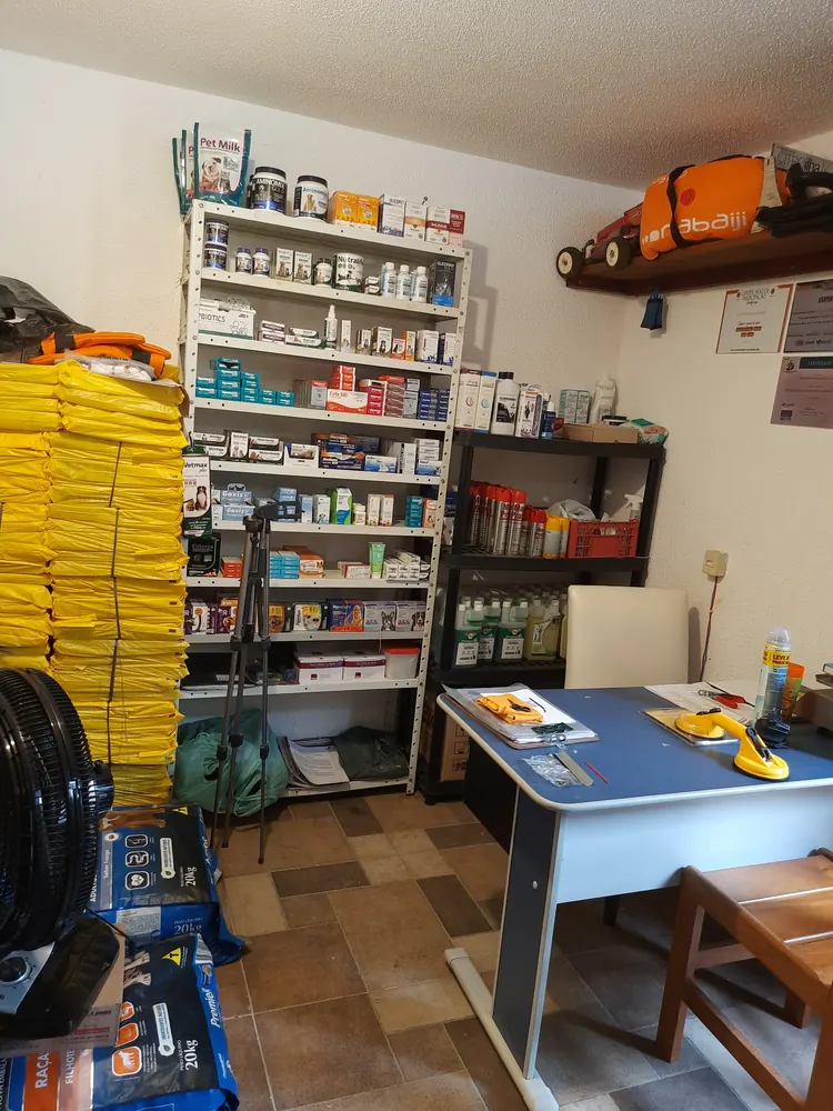 Sala de rações, vacinas e suplementos do canil
